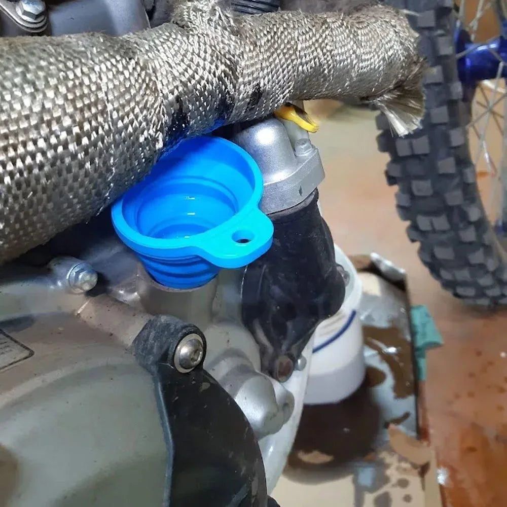 Imbuto Universale Pieghevole in Silicone per Auto – Per Olio Motore, Carburante, Liquidi – Compatto e Resistente al Calore