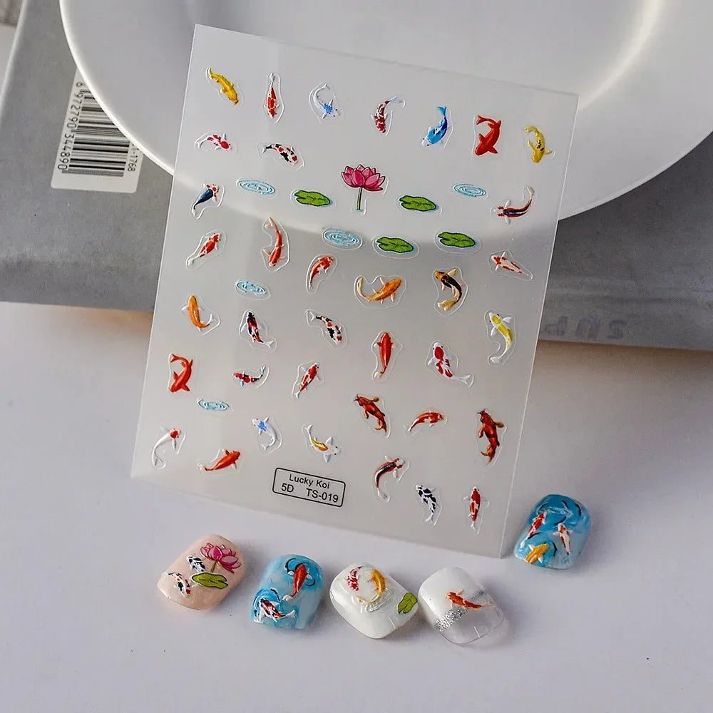 Nail Sticker 5D Carpa Koi e Loto – Adesivi Rilievo Kawaii per Nail Art, Manicure DIY, Unghie Acriliche e Gel