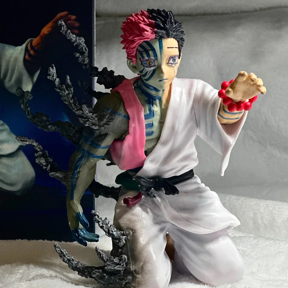 Demon Slayer – Figura Akaza (Luna Superiore Tre) in Posa Inginocchiata | Final Confession Ver. | Da Scrivania